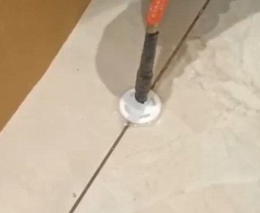安庆市瓷砖空鼓维修公司专业解答瓷砖在铺贴过程中，如果没有涂抹均匀到位的粘结材料（如水泥砂浆或瓷砖胶），可能会导致以下问题